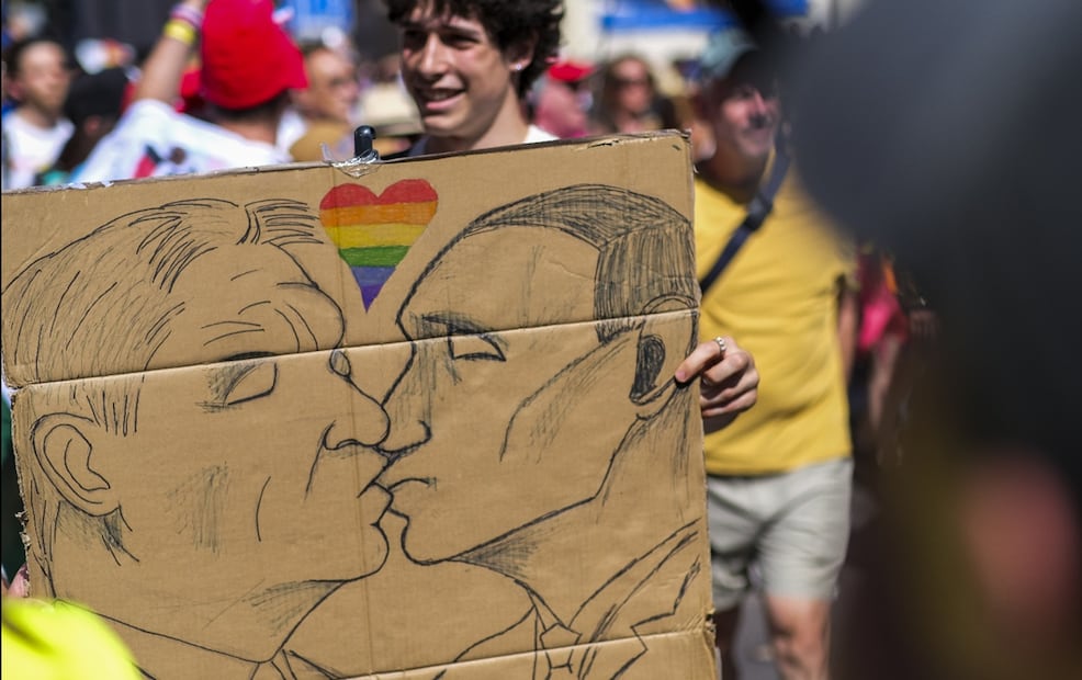 Participantes colapsaron calles de Budapest ante la prohibición de la marcha del Orgullo en Hungría, el sábado 28 de junio de 2025. Foto: EFE