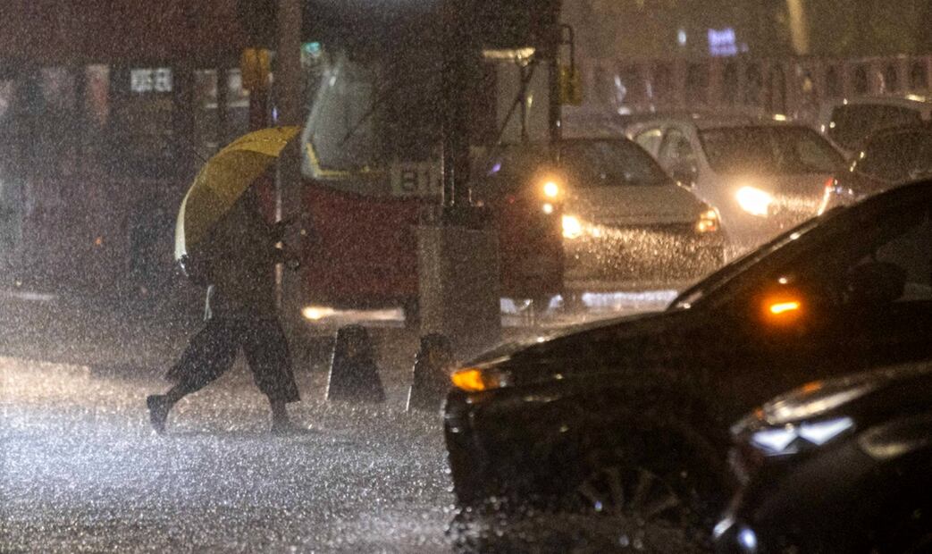 Fuerte lluvia se registró la noche del miércoles en la zona centro de la Ciudad de México generando diversos encharcamientos en Paseo de la Reforma, el 16 de julio de 2025. Foto: Germán Espinosa/EL UNIVERSAL
