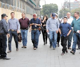 Los LeBarón entregan propuesta al Presidente