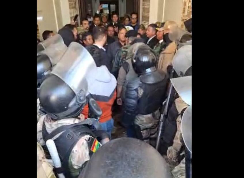Luis Arce, presidente de Bolivia, sale a encarar el general Zúñiga, quien encabeza el intento de golpe de Estado