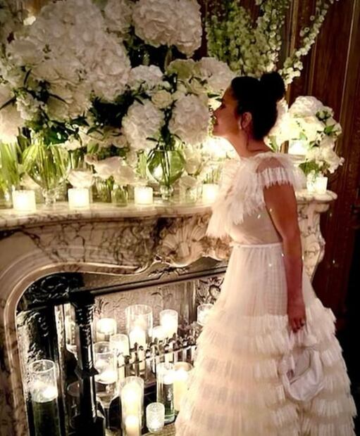 Salma Hayek luce perfecta en vestido con corset y encaje