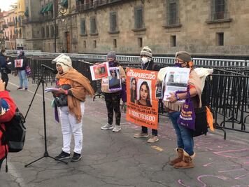 Madres de víctimas de feminicidio se manifiestan frente a Palacio Nacional