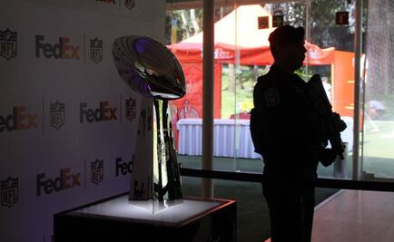 Policías capitalinos resguardan el trofeo Vince Lombardi de NFL