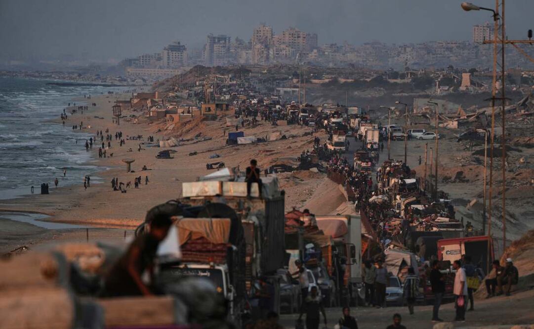 Palestinos desplazados huyen de la ciudad de Gaza a pie y en vehículos, llevando sus pertenencias por la carretera costera hacia el sur de Gaza, el jueves 18 de septiembre de 2025. Foto: AP