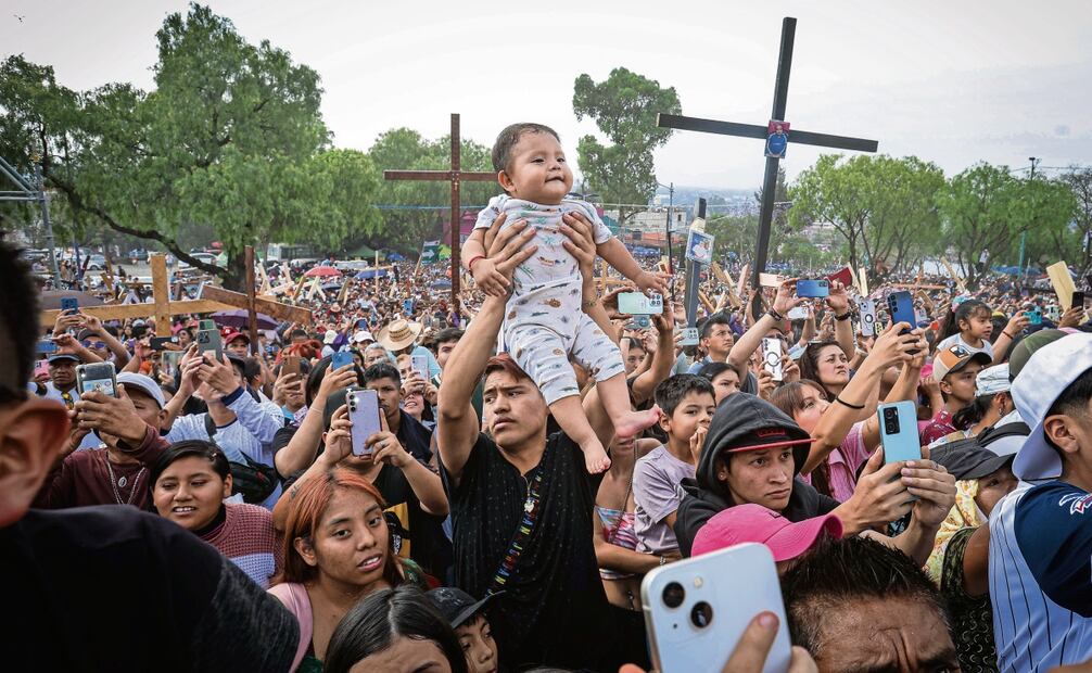 Pese a los 30 grados centígrados que se registraron ayer, adultos y niños intentaban ver y fotografiar el paso de Jesús hacia el Cerro de la estrella.
Foto: Gabriel Pano / EL UNIVERSAL