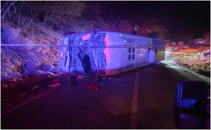 Volcadura de autobús deja un muerto y 14 heridos en Oaxaca
