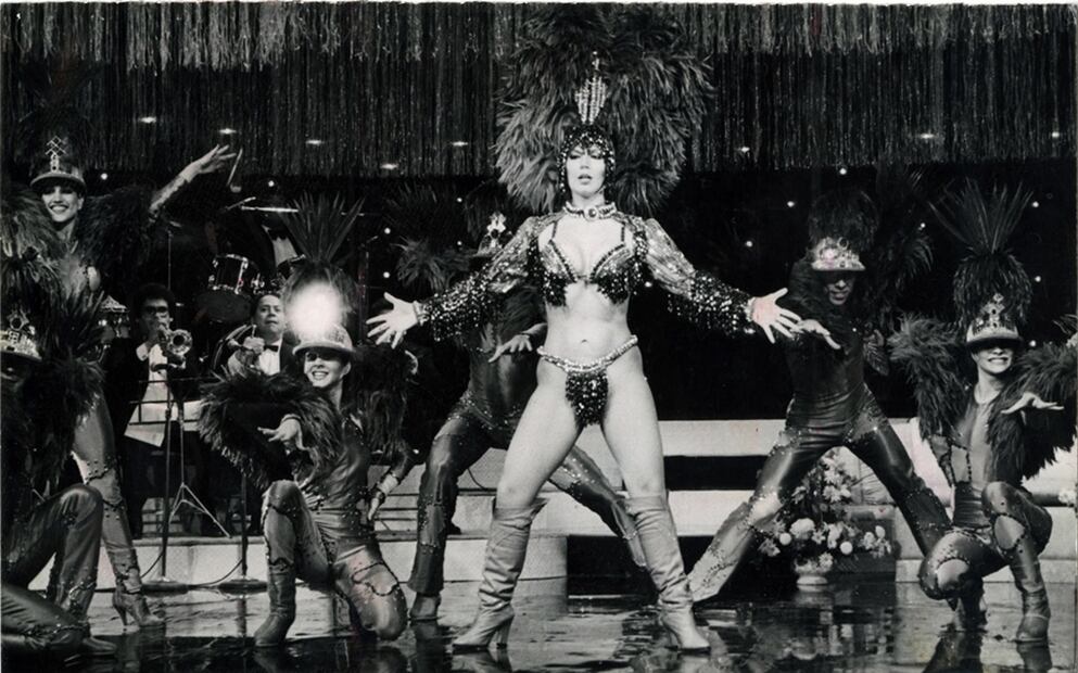 Olga Breeskin se ganó el mote de “Súper Olga”, aquí en uno de sus espectáculos tipo Las Vegas que ofrecía en el hotel Continental Hilton del DF en 1987. Archivo EL UNIVERSAL.