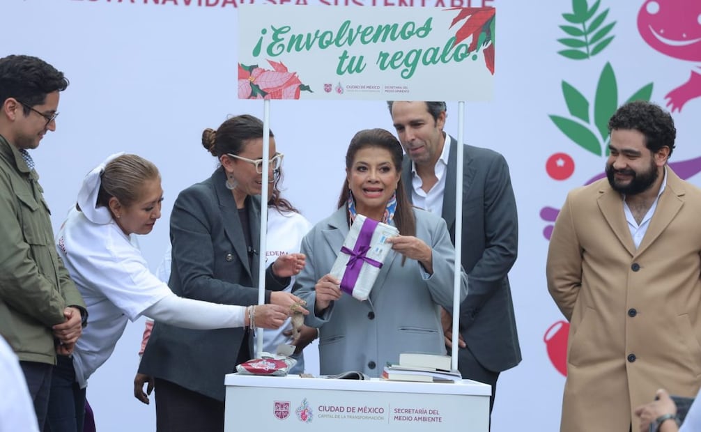 Navidad 2025: CDMX instala módulos para envolver regalos con materiales reciclados.
Foto: Gabriel Pano/El Universal