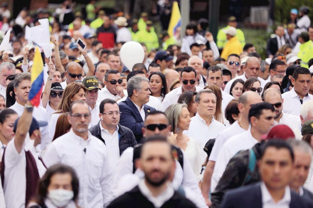 El presidente Iván Duque (centro, saco azul), participó ayer en una de las manifestaciones que se realizaron en Colombia para repudiar el terrorismo. (LUISA GONZÁLEZ. REUTERS)