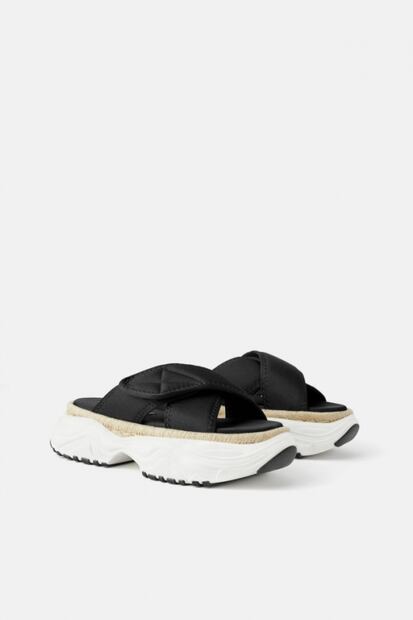 Las arriesgadas sandalias con diseño híbrido entre alpargata y tenis deportivos 