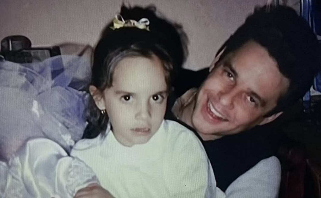 Alexis Ayala con Stephanie, su hija mayor. El actor debutó como papá cuando tenía 23 años.