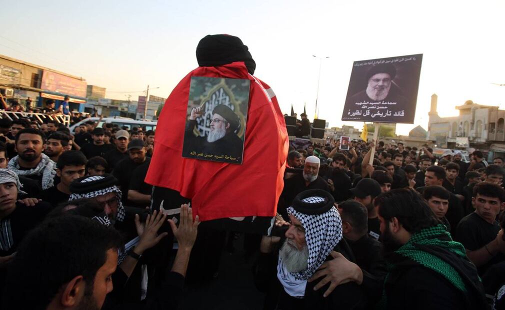 Hombres chiítas iraquíes llevan un ataúd simbólico del difunto líder de Hezbolá, Hassan Nasrallah. Foto: EFE