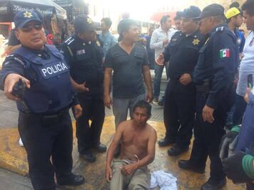 Indigente protesta desnudo en plaza de Mérida