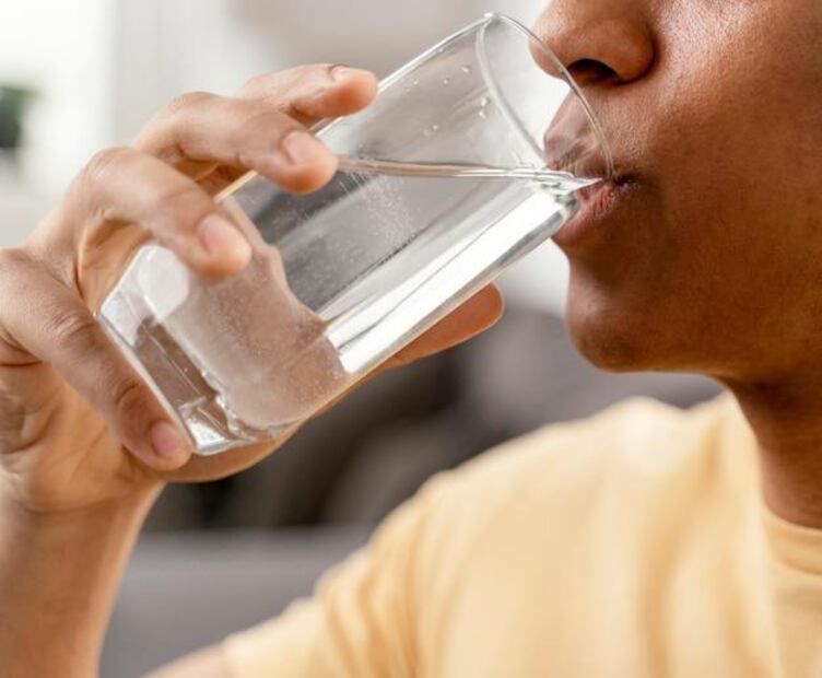 El agua siempre es el mejor aliado para la hidratación. Fuente: Freepik.