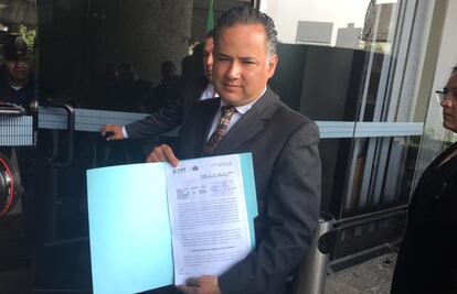 Santiago Nieto presenta denuncia por “campaña negra” contra AMLO