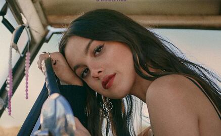 Olivia Rodrigo combina minifalda de lentejuelas con tenis en su nuevo video