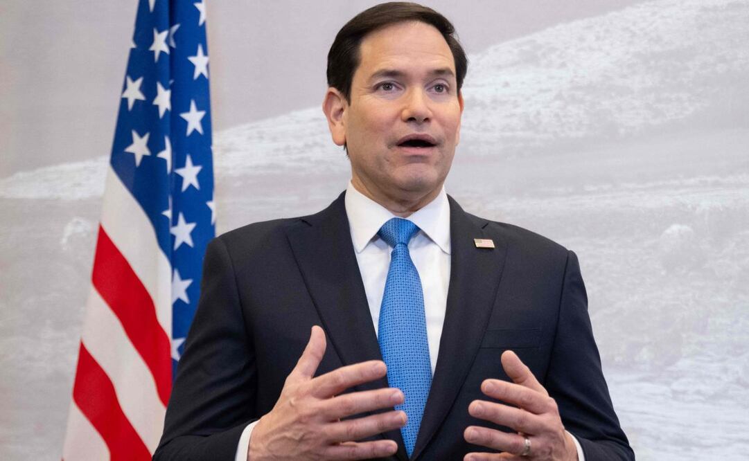 El secretario de Estado de EU, Marco Rubio, habla con los medios durante una parada para repostar en el aeropuerto de Shannon, Irlanda, el 12 de marzo de 2025, durante su viaje desde Arabia Saudita para asistir a una reunión de ministros de Asuntos Exteriores del G7 en Canadá. Rubio declaró el miércoles que los aliados europeos deberán participar en cualquier acuerdo sobre Ucrania, país que respaldó la propuesta estadounidense de una tregua de 30 días con Rusia. Foto: AFP