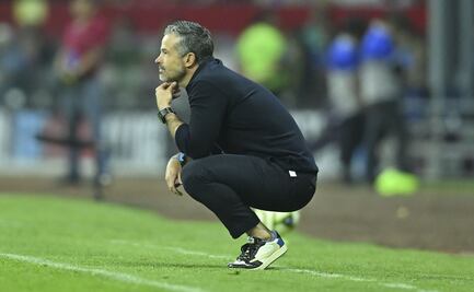 Rafa Puente presume costos y extravagantes tenis en el último partido de Pumas