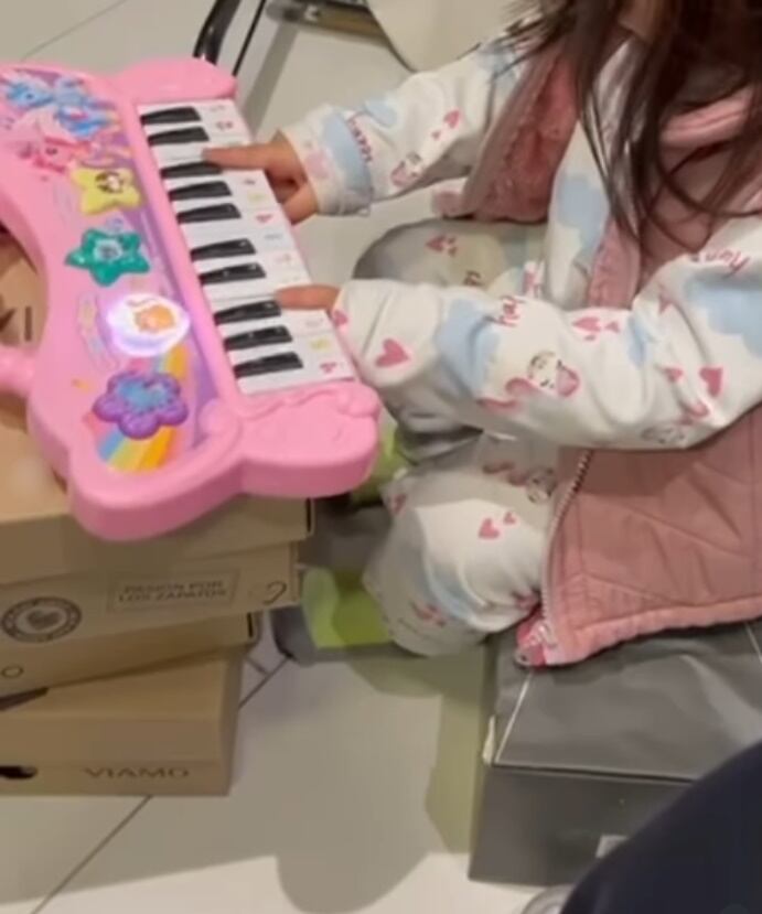 Inti, la hija de los cantantes Cazzu y de Christian Nodal, reaparece en las redes de su madre tocando el piano y cantando.
