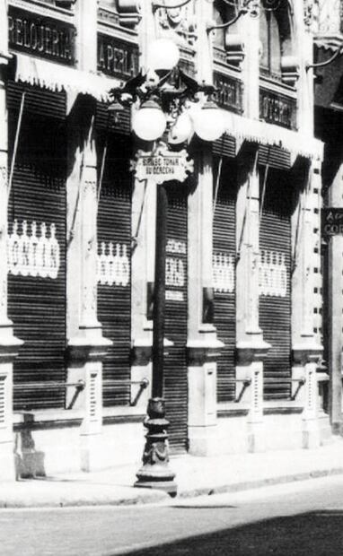 Letrero sobre poste de alumbrado público. “Sírvase tomar su derecha” se lee. Calle de Madero en los años 20. Colección Carlos Villasana.