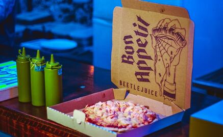 ¿Fan de Beetlejuice? Conoce “La Extraña Pizza”