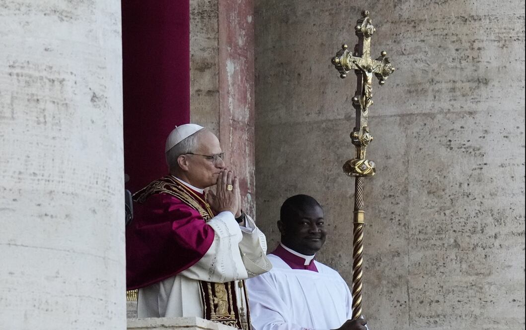 El papa León XIV saluda desde el balcón central de la Basílica de San Pedro en el Vaticano, el jueves 8 de mayo de 2025. Foto: AP