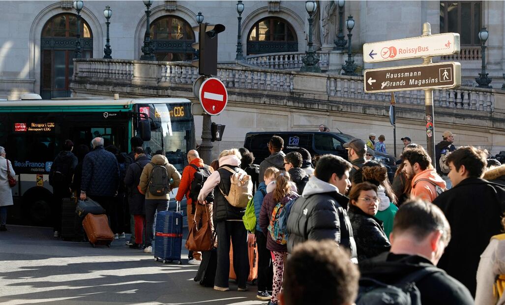 El tráfico ferroviario quedó totalmente interrumpido, el viernes 7 de marzo de 2025, en la estación del Norte de París, la más transitada de Francia, tras el hallazgo de una bomba de la Segunda Guerra Mundial. Foto: AFP