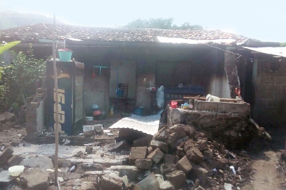 En Asunción Ixtaltepec, vecinos recorren la zona para cuantificar los daños en sus viviendas. (ESPECIAL)