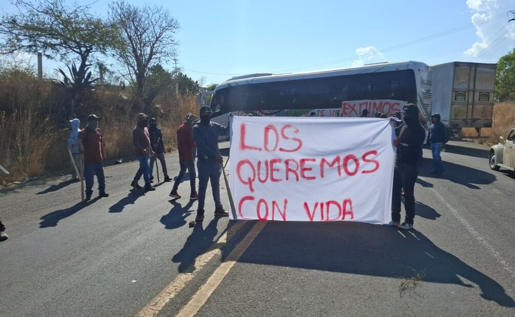 Desaparecen dos comuneros en Michoacán; bloquean carretera en exigencia de su búsqueda. Foto: cortesía Jaime Valencia