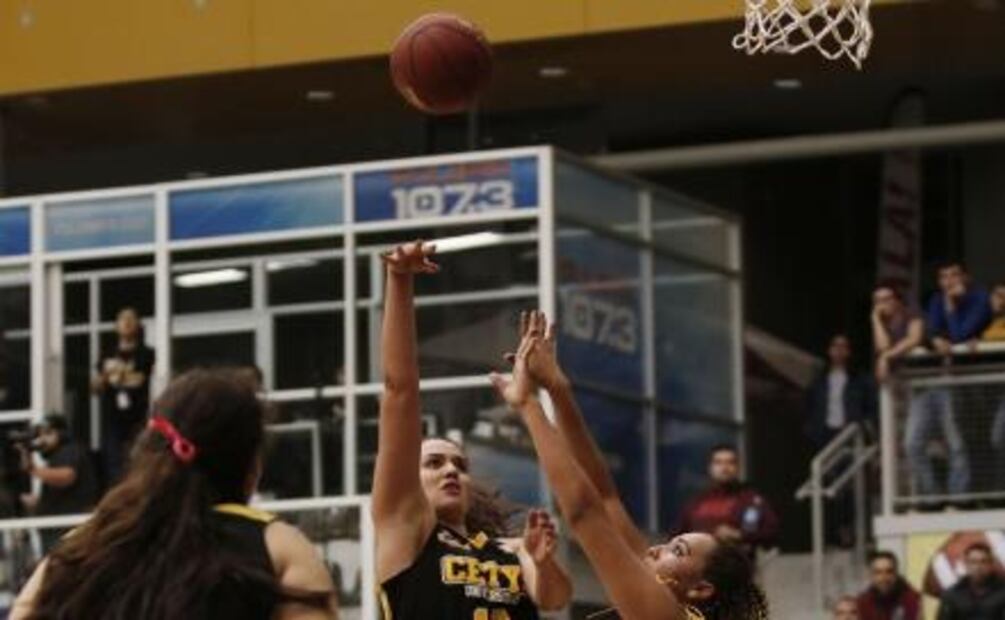 Triunfa jugando básquetbol 