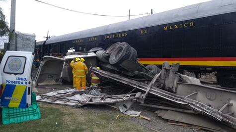 Tren de carga arrastra  tráiler en NL; hay un lesionado