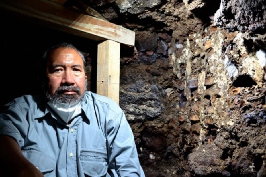 Parte de Tzompantli azteca con 119 cráneos es hallado detrás de la Catedral