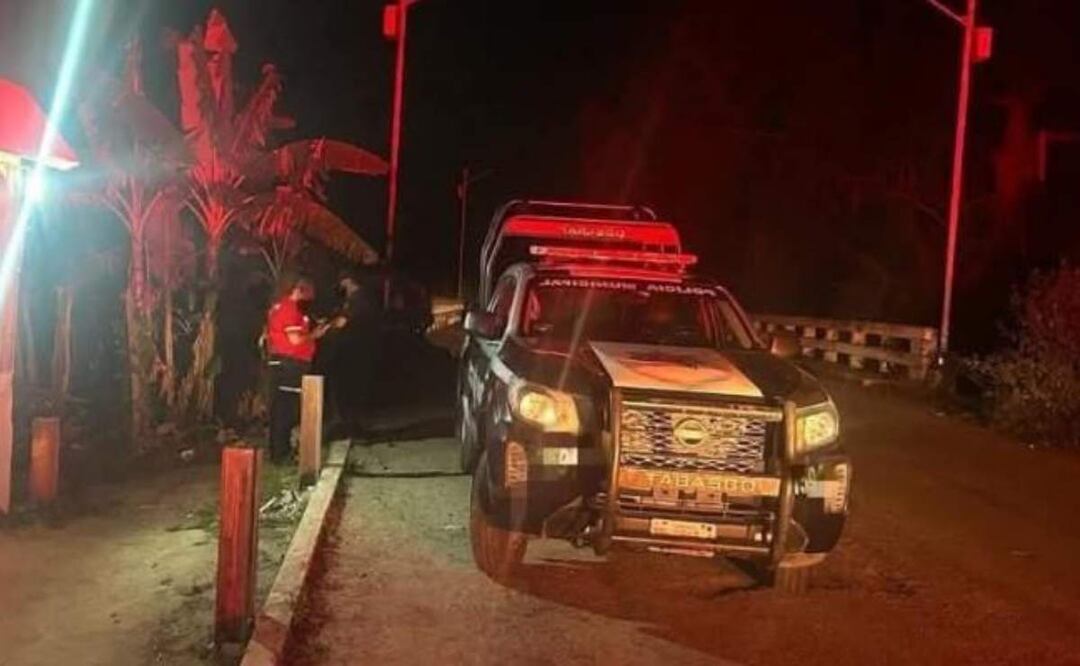 Elementos de seguridad acuden al lugar donde localizaron a una mujer ejecutada sobre una carretera de Tabasco (19/04/2025). Foto: Especial