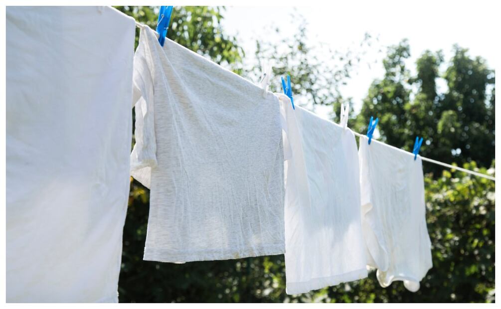 Con estos tips podrás decir adiós a las molestas manchas amarillas en la ropa blanca. Foto: Freepik