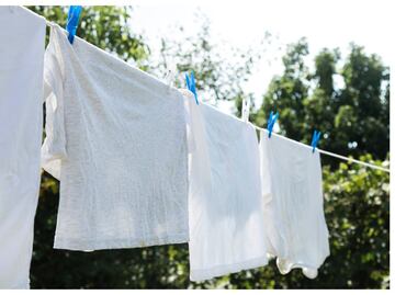 Cómo quitar las manchas amarillas de las axilas en la ropa blanca