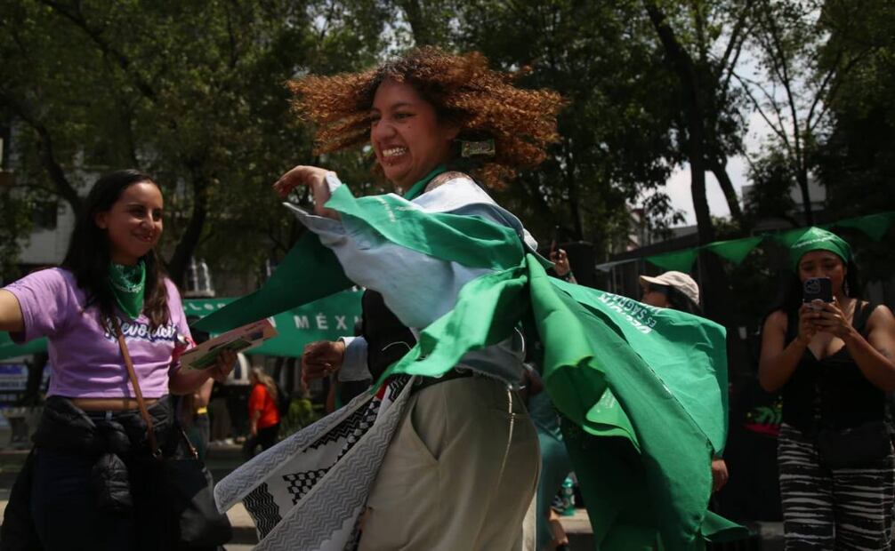 Con música y pañuelos, mujeres marchan en CDMX por aborto legal, seguro y gratuito este domingo 28 de septiembre de 2025. Foto: Brenda Martínez/ EL UNIVERSAL