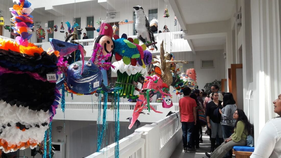 Aprecia la creatividad de los concursantes en esta muestra de piñatas del Museo de Arte Popular. Foto: Secretaría de Cultura