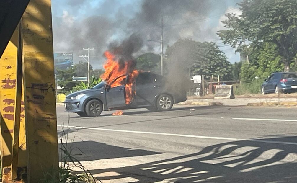 Tabasco vive un día más de violencia al presentarse quema de autos, ataque a un policía estatal (11/11/2024). Foto: Especial