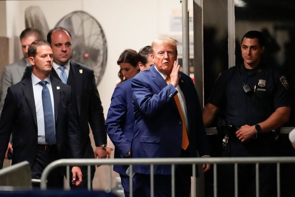 El expresidente estadounidense Donald Trump, habla con reporteros al salir de la corte, en Nueva York. FOTO: AP