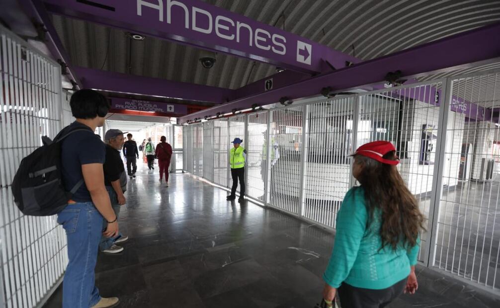 Van más de 16 horas que personal del STC labora en la reinstalación del sistema de catenaria. Fotos Francisco Rodríguez.