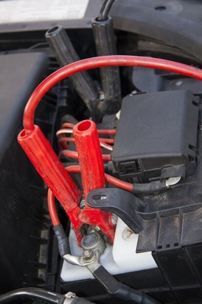 Cómo pasar corriente de un auto a otro