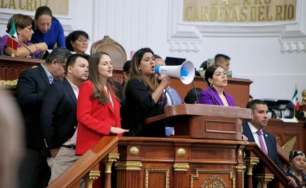 Diputados logran llegar a la tribuna (04/03/2025). Foto: Especial