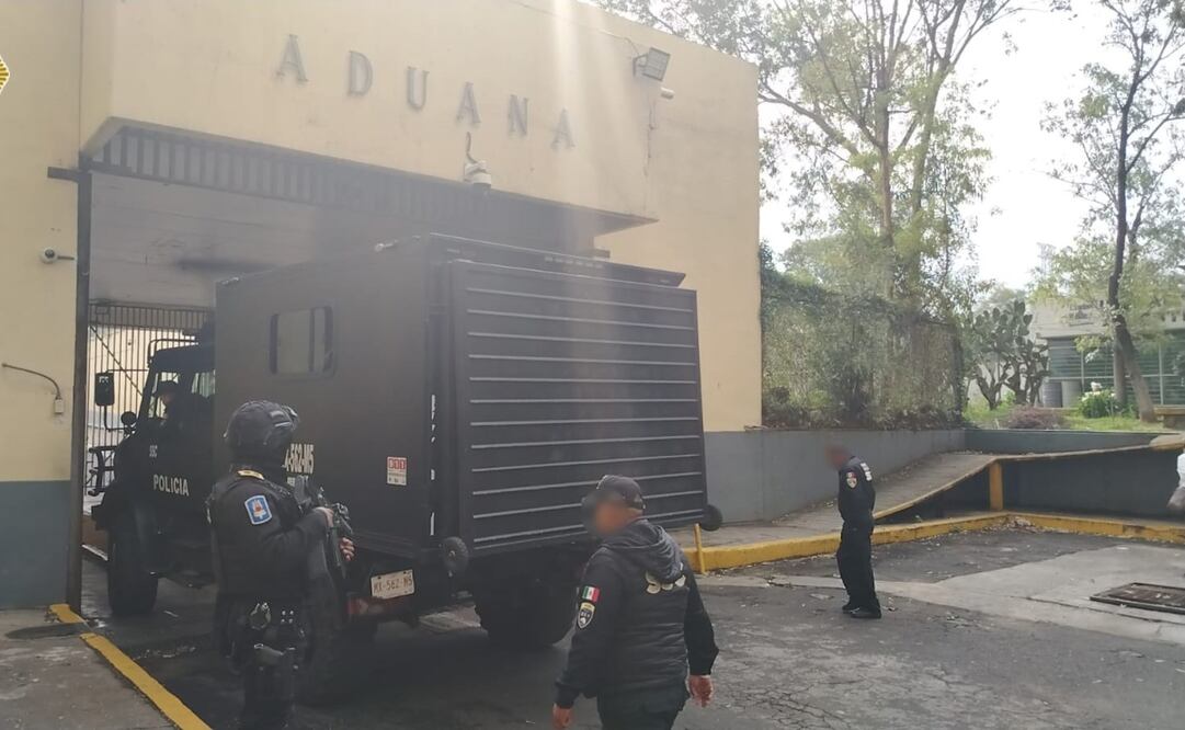 Bajo un fuerte dispositivo de seguridad que incluían un camión costero y dos unidades UNIMOG, policías de la SSC apoyaron a personal de la Fiscalía General de Justicia