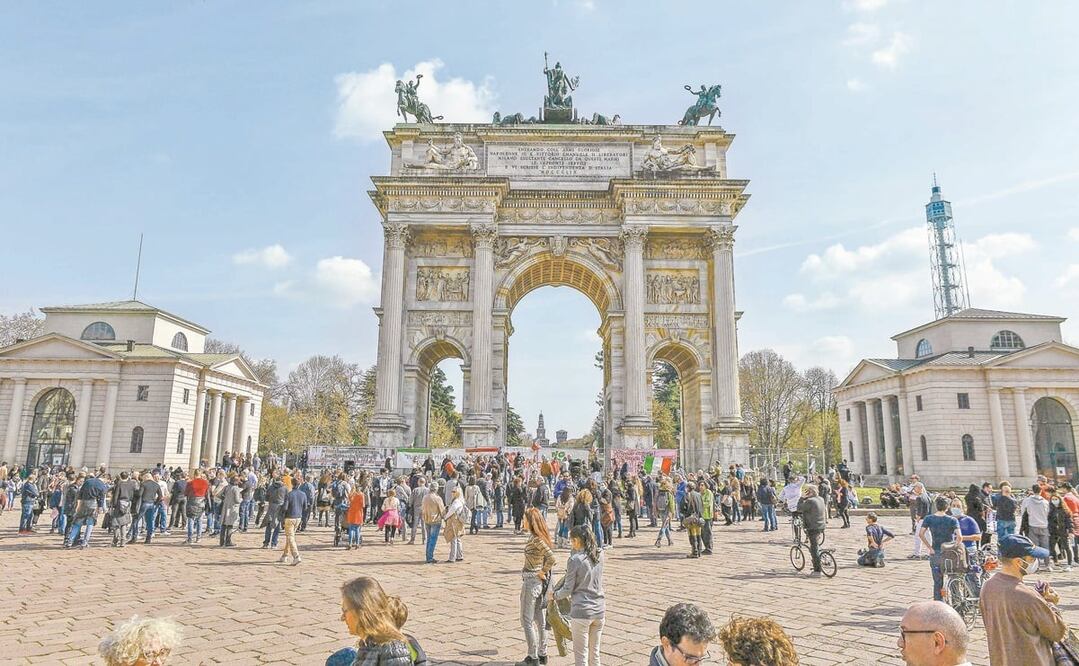 En la plaza Sempione de Milán, Italia, manifestantes por el No Fear Day que exigen libertad de pensamiento y expresión en medio de la tercera ola de Covid. Foto: ANDREA FASANI. EFE