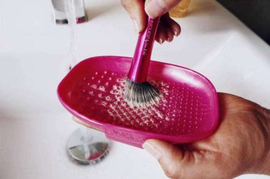 Limpia tus brochas de maquillaje como una experta