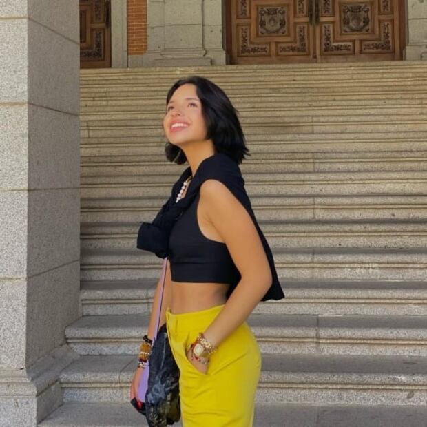 Ángela Aguilar te enseña cómo usar un mini top esta temporada