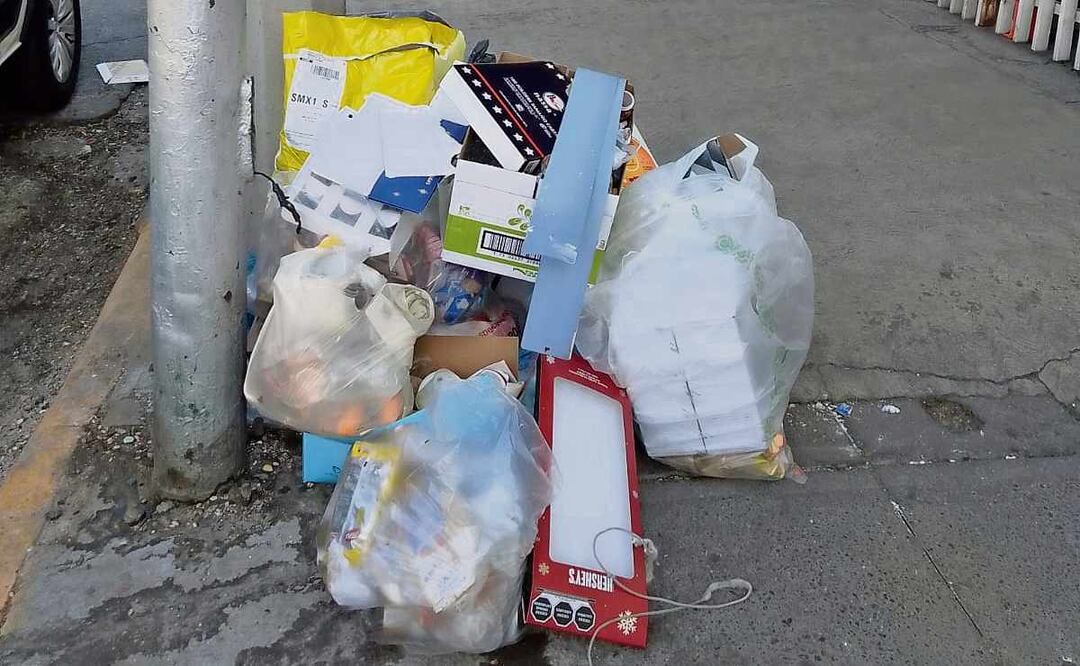 La basura se acumula en calles de Naucalpan, pues el servicio de recolección debe viajar más para confinarla. Foto: Rebeca Jiménez / EL UNIVERSAL