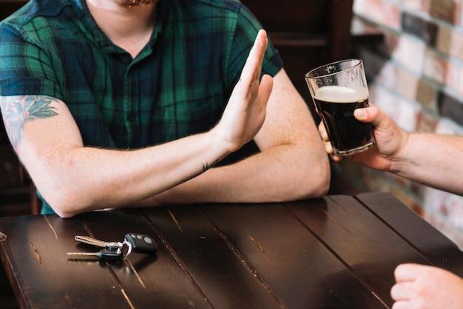 Beber alcohol cuando tomas antibióticos puede tener varios efectos secundarios. Fuente: Freepik.