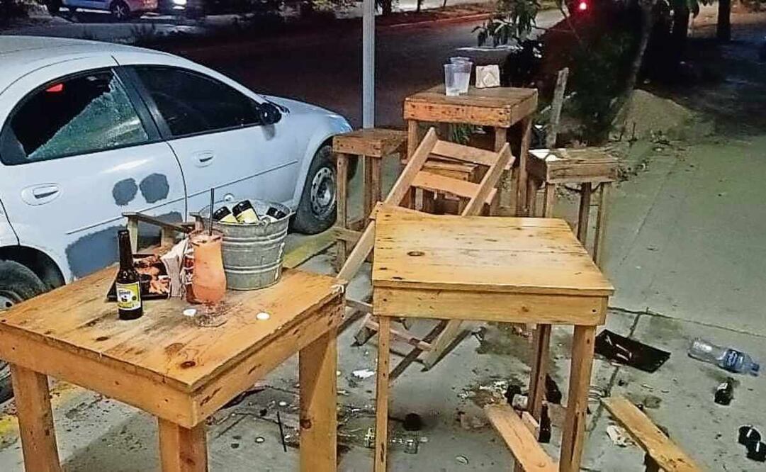 El lugar del ataque perpetrado contra la madre y sus hijos, de dos y seis años, quedó con mesas tiradas. Foto: Especial