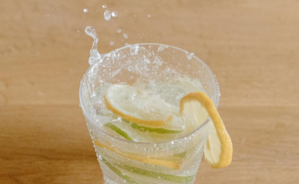 Beneficios del agua mineral con limón. Foto: Pexels